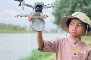 Peneliti cilik menemukan mikroplastik di langit Kediri saat menerbangkan drone. Foto: Ecoton