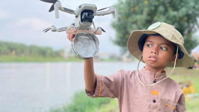 Peneliti cilik menemukan mikroplastik di langit Kediri saat menerbangkan drone. Foto: Ecoton