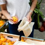 Ilustrasi belanja dengan wadah guna ulang. Foto: Freepik