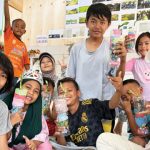 Mahasiswa IPB mengajak anak Kampung Bayam menanam bibit. Foto: IPB News.