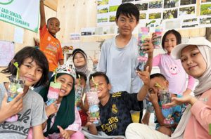 Mahasiswa IPB mengajak anak Kampung Bayam menanam bibit. Foto: IPB News.