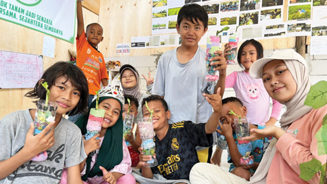 Mahasiswa IPB mengajak anak Kampung Bayam menanam bibit. Foto: IPB News.