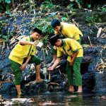 Ponpes Jalaluddin Ar-Rumy Jember mengajak santri peduli lingkungan. Foto: Ecoton
