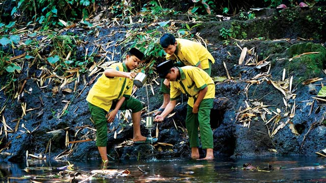 Ponpes Jalaluddin Ar-Rumy Jember mengajak santri peduli lingkungan. Foto: Ecoton