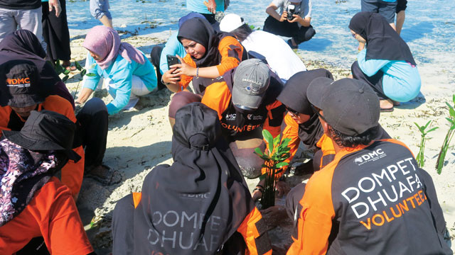 Walhi dan Dompet Dhuafa menanam 1.000 bibit mangrove di Pulau Pari. Foto: Walhi