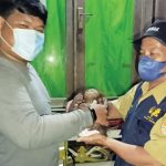 BKSDA Kalbar menyelamatkan bayi orang utan tanpa induk. Foto: KLHK