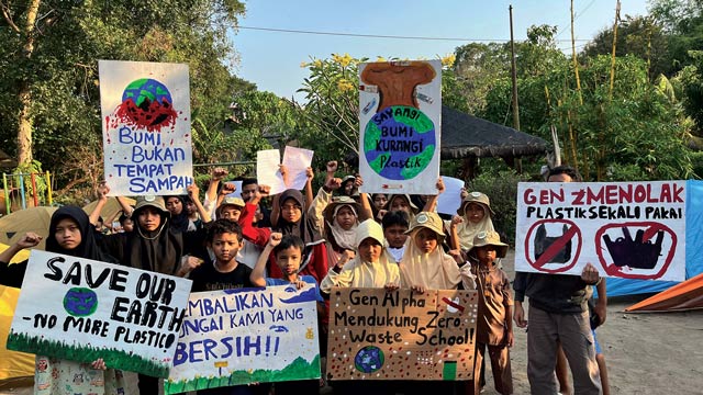 Hari Anak 2024, ajari anak untuk cinta lingkungan sejak dini. Foto: Ecoton