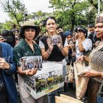 Suku Awyu dan Moi menyerahkan petisi dukungan publik ke MA. Foto: Greenpeace Indonesia