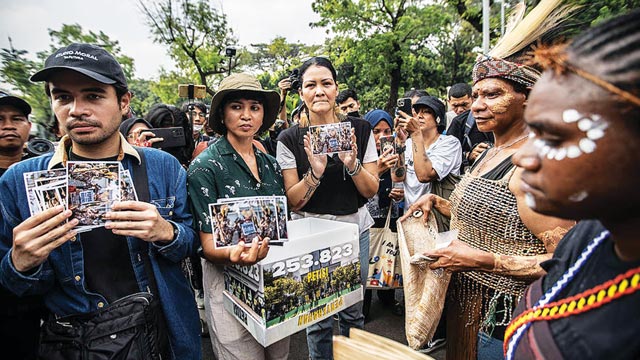 Suku Awyu dan Moi menyerahkan petisi dukungan publik ke MA. Foto: Greenpeace Indonesia
