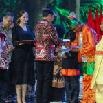 Presiden Joko Widodo (Jokowi) menyerahkan Surat Keputusan (SK) Perhutanan Sosial dan SK Tanah Obyek Reforma Agraria (TORA) kepada masyarakat. Foto: KLHK