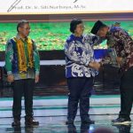 Menteri LHK Siti Nurbaya menyerahkan penghargaan kepada 13 kepala daerah yang telah mendukung program Adiwiyata. Foto: KLHK