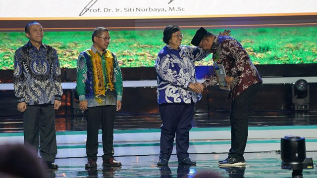 Menteri LHK Siti Nurbaya menyerahkan penghargaan kepada 13 kepala daerah yang telah mendukung program Adiwiyata. Foto: KLHK
