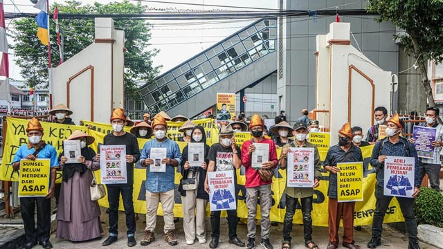 Belasan warga Sumsel menggugat tiga perusahaan terkait kasus kabut asap. Foto: Greenpeace Indonesia