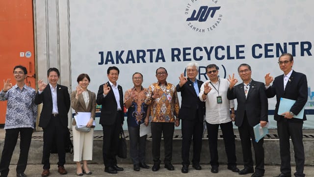 Delegasi Komisi Lingkungan Hidup Parlemen Jepang mengunjungi Jakarta Recycle Center (JRC). Foto: DLH DKI Jakarta