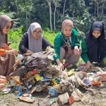 Empat produsen jadi polutan sachet terbanyak di Sungai Balantieng. Foto: Ecoton