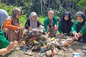 Empat produsen jadi polutan sachet terbanyak di Sungai Balantieng. Foto: Ecoton