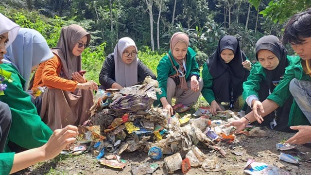 Empat produsen jadi polutan sachet terbanyak di Sungai Balantieng. Foto: Ecoton