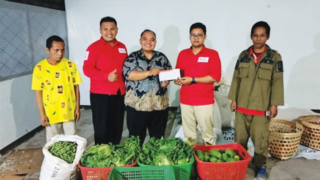 Sedekah sayur segar tanpa plastik sekali pakai. Foto: Gita Pertiwi