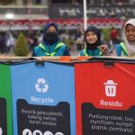 Mahasiswa UGM memilah sampah pada kegiatan Gelanggang Expo. Foto: Berita UGM