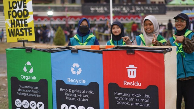 Mahasiswa UGM memilah sampah pada kegiatan Gelanggang Expo. Foto: Berita UGM