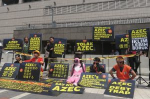 Koalisi masyarakat sipil Indonesia menuntut penghentian upaya perpanjangan penggunaan energi fosil dan solusi palsu dalam AZEC. Foto: Walhi