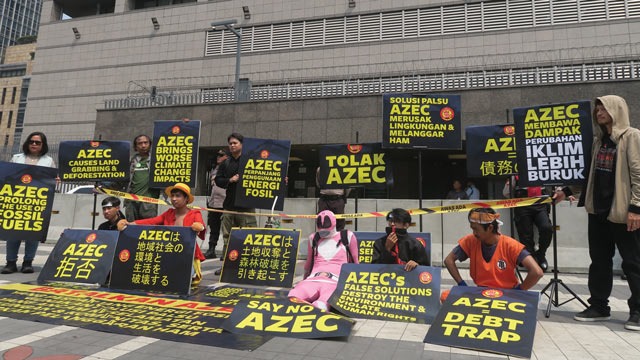 Koalisi masyarakat sipil Indonesia menuntut penghentian upaya perpanjangan penggunaan energi fosil dan solusi palsu dalam AZEC. Foto: Walhi