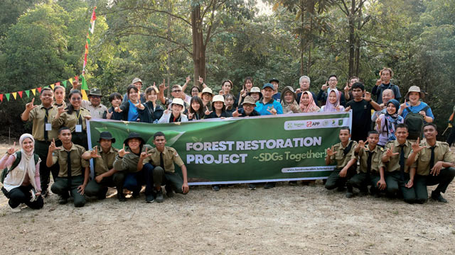 Pelajar asal Jepang tanam bibit pohon langka di Tahura Riau. Foto: Belantara Foundation