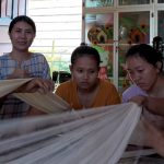 Perempuan Iban jaga tradisi tenun. Foto: Komunitas Endo Segadok