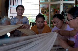 Perempuan Iban jaga tradisi tenun. Foto: Komunitas Endo Segadok