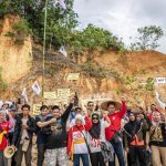 Masyarakat sipil menyerukan 'Indonesia is Not For Sale' pada HUT RI ke-79 di IKN. Foto: Greenpeace Indonesia