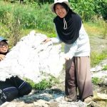 Dua pabrik kertas daur ulang membuang limbah cair tanpa pengolahan di Sungai Brantas. Foto: Ecoton