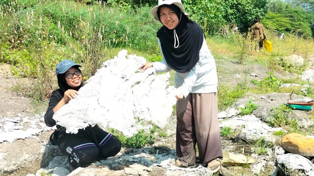 Dua pabrik kertas daur ulang membuang limbah cair tanpa pengolahan di Sungai Brantas. Foto: Ecoton