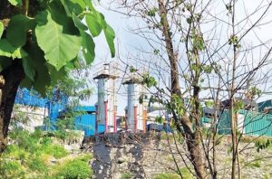 Warga mengeluhkan pencemaran sungai oleh PLTSa Putri Cempo. Foto: Gita Pertiwi