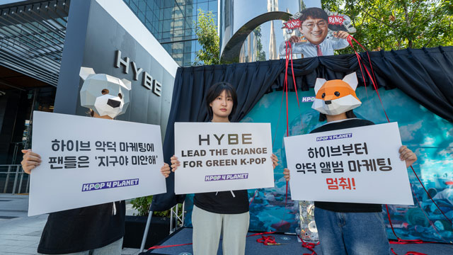 Fans K-Pop meminta HYBE menghentikan penjualan album yang tak ramah lingkungan. Foto: Kpop4Planet
