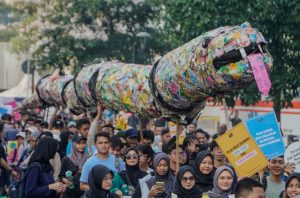 Ratusan relawan WCD Indonesia menyuarakan isu sampah. Foto: World Cleanup Day Indonesia