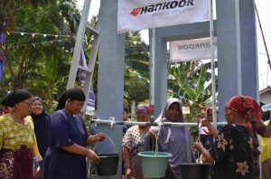Hankook Tire membangun pompa air untuk ratusan keluarga di Bekasi. Foto: Hankook Tire