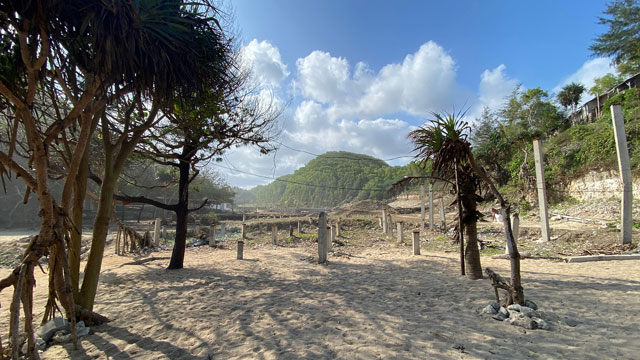 Pariwisata privat di Pantai Sanglen. Foto: Walhi DIY