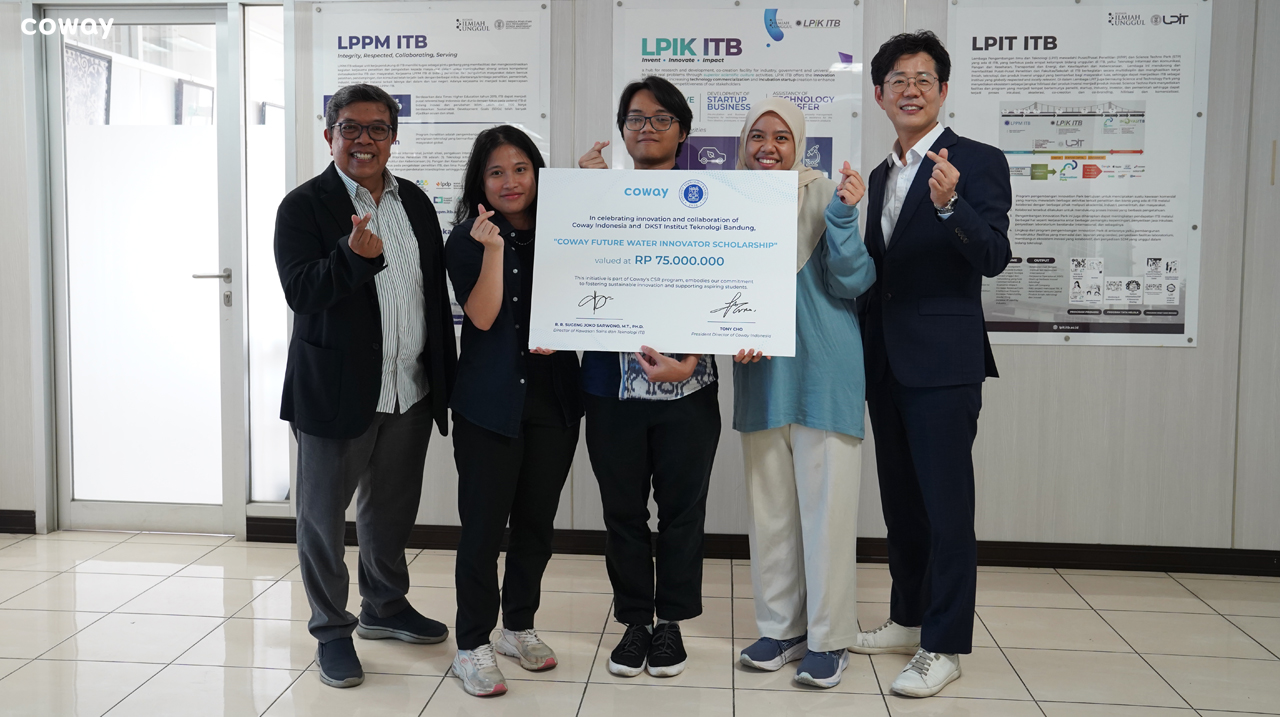 Mahasiswa ITB mendapatkan beasiswa untuk pendidikan dan penelitian di sektor pengolahan air. Foto: Coway