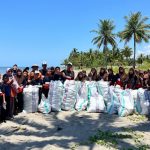 Siswa SMPN 10 Bulukumba mengangkut 116 kg sampah di Pantai Babana. Foto: Ecoton