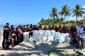 Siswa SMPN 10 Bulukumba mengangkut 116 kg sampah di Pantai Babana. Foto: Ecoton