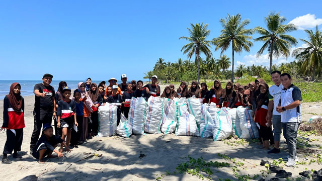Siswa SMPN 10 Bulukumba mengangkut 116 kg sampah di Pantai Babana. Foto: Ecoton