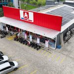 PT Midi Utama Indonesia membangun dan memanfaatkan pembangkit listrik tenaga surya (PLTS) di berbagai warehouse dan gerai. Foto: Alfamidi