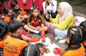 Program sekolah ekologis mengajarkan anak-anak Bali peduli lingkungan. Foto: PPLH Bali