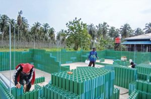 Pembangunan Gedung Eco-Sistem Kelapa memanfaatkan blok bangunan yang terbuat dari plastik daur ulang. Foto: SIG