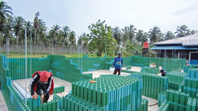 Pembangunan Gedung Eco-Sistem Kelapa memanfaatkan blok bangunan yang terbuat dari plastik daur ulang. Foto: SIG