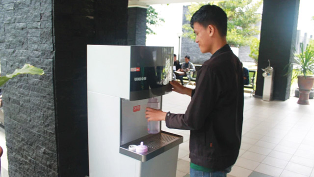 Refill air minum gratis. Foto: UGM