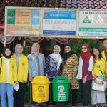 Mahasiswa UI mengajak siswa SDN Sawangan 05 Depok mengenal jenis sampah. Foto: UI
