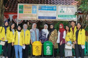 Mahasiswa UI mengajak siswa SDN Sawangan 05 Depok mengenal jenis sampah. Foto: UI