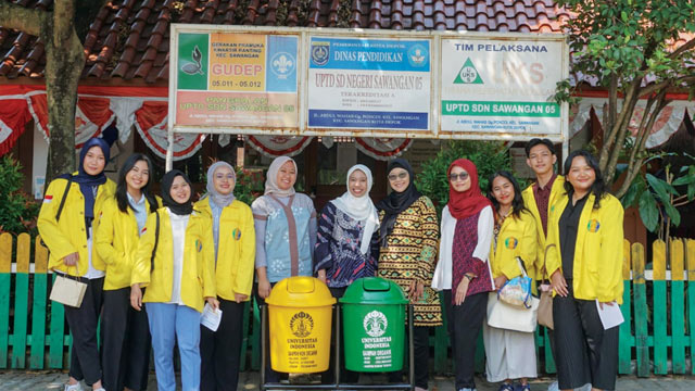 Mahasiswa UI mengajak siswa SDN Sawangan 05 Depok mengenal jenis sampah. Foto: UI