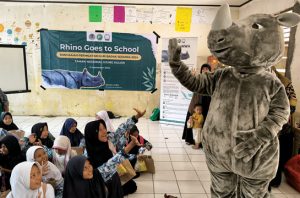 Rhino goes to school mengajak anak usia dini mengenal kehidupan badak. Foto: YABI